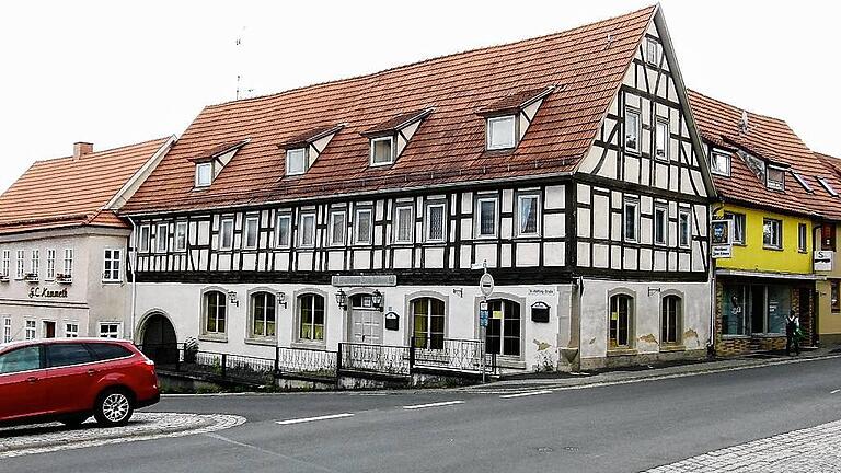 Der Stadtrat beschäftigt sich intensiv mit der Frage, wie man die Situation für die Gastronomie in Fladungen verbessern könnte. Im Bild eines der Leerstände, das Gasthaus &bdquo;Zum Löwen&rdquo;, das sich direkt gegenüber dem Rathaus befindet.