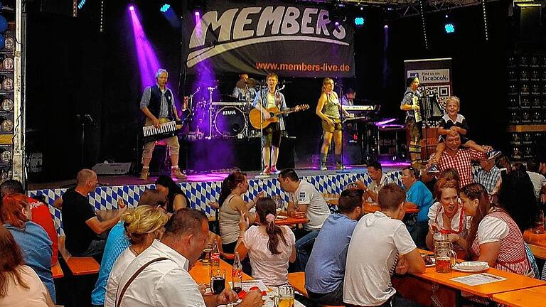 Fest bei Getränke Pohl gut besucht       -  (mrl)   Gut besucht war das Hoffest bei Getränke Pohl am Wochenende. Am Samstagabend spielte die Partyband Members auf. Außerdem gab es beim Oktoberfest-Gewinnspiel attraktive Preise, die zahlreiche Besucher anlockten. Am Sonntag lockte nach dem Frühschoppen eine kleine Technik- und Ausbildungsmesse, bei der sich mehrere Unternehmen aus dem Raum Lohr präsentierten. Außerdem spielte die Wombacher Blasmusik auf. Foto: Ernst Huber