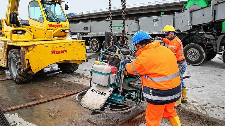 A3: Brückenguss in eisigem Wind       -  Hoch reckt die Betonpumpe ihren grünen Arm in kühnem Bogen in die Luft.