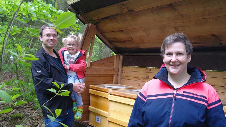 Nun fliegen alle drei auf Bienen ab (v.l.n.r.): Markus Will mit Tochter Livia und Martina Will.  Foto: Stephanie Elm       -  Nun fliegen alle drei auf Bienen ab (v.l.n.r.): Markus Will mit Tochter Livia und Martina Will.  Foto: Stephanie Elm