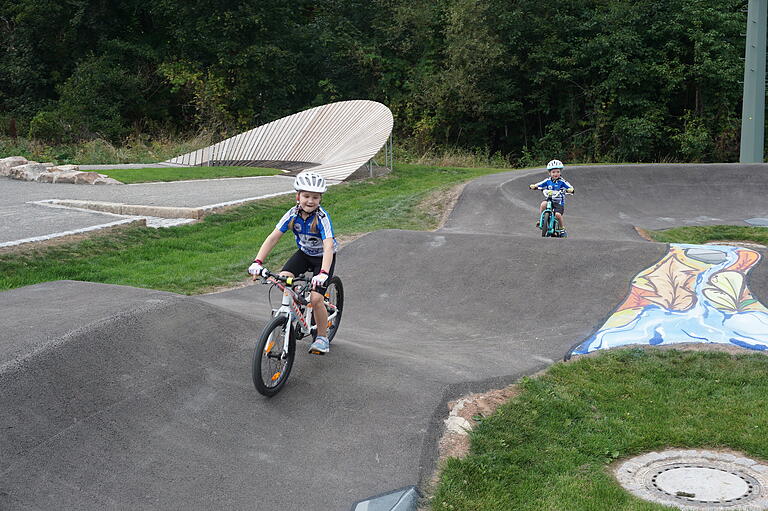 Die siebenjährige Amelie Schmid ist die Namensgeberin für die Rollsportanlage 'Funpark 4 Seasons'. Mit im Bild ihr vierjähriger Bruder Jonas.