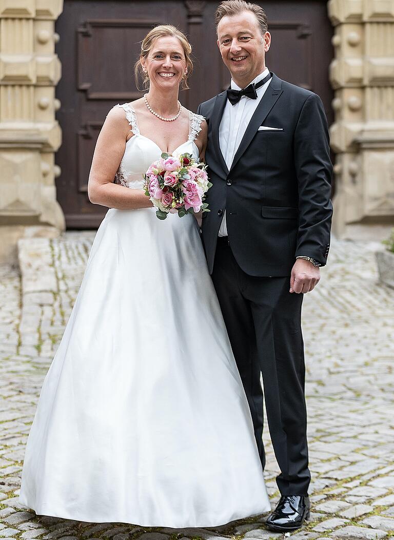 Würzburgs dritte Bürgermeisterin Judith Jörg und ihr Mann, der CSU-Fraktionsvorsitzende Wolfgang Roth, vor dem historischen Rathaus in Sulzfeld.