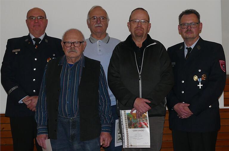 Lange Jahre im Feuerwehrverein (von links): der stellvertretende Vorsitzende Wolfgang Merklein ehrte die langjährigen Mitglieder Wilfried Müller, Gerald Panzer, Jürgen Damm und Jürgen Poppner.