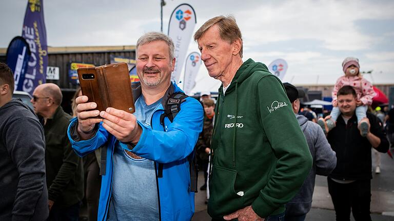 Rallye-Legende Walter Röhrl war bei seinem Besuch auf der 'Abenteuer &amp; Allrad' in Bad Kissingen ein beliebtes Fotomotiv.