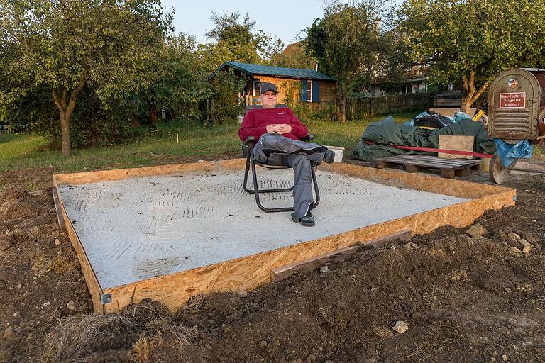 Das Tiny House steht – doch fertig ist Peter Appel noch lange nicht. Als Nächstes will er sich um den Außenbereich kümmern. Hier wird der Whirlpool hinkommen.