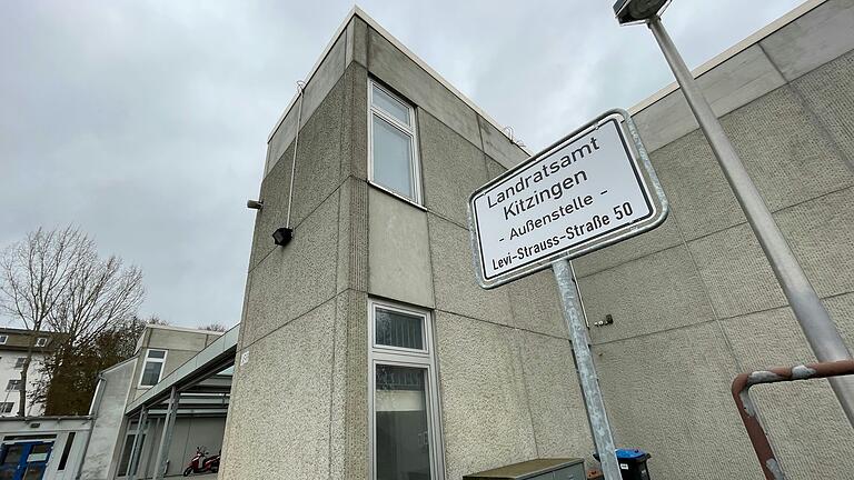 Eine Adresse, an die man sich erst einmal gewöhnen muss: die Landratsamt-Außenstelle in der Levi-Strauss-Straße. Eine Adresse, an die man sich erst einmal gewöhnen muss: die Landratsamt-Außenstelle in der Levi-Strauss-Straße.