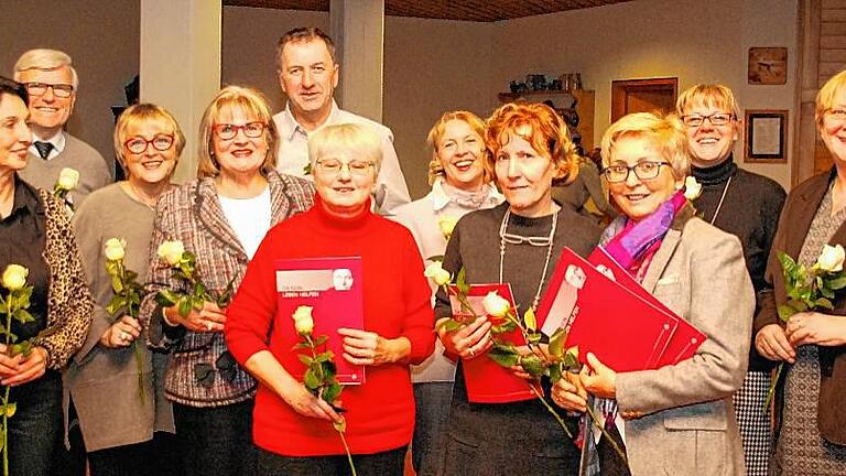 Märchenhaftes in Versen       -  (ella)   Im Rahmen der Adventsfeier würdigte der Sozialdienst katholischer Frauen zwanzig Mitglieder, die dem Sozialverband seit 10, 20, 25, 30 oder sogar 35 Jahren die Treue halten.  24 weiteren Frauen und Männern dankten SkF-Vorsitzende Anke Klaus und Geschäftsführer Wolfgang Meixner für ihr langjähriges und unermüdliches ehrenamtliches Engagement, ob in der Straffälligenhilfe für Frauen, im Wohnverbund Haus Gertrud, im Therapeutischen Heim Sankt Joseph oder im SkF-Vorstand.   Nach dem offiziellen Teil lud der SkF-Vorstand die Gäste traditionell zu Gebäck und Punsch ein und Cornelia Boese begeisterte die Anwesenden mit Biblischem und Märchenhaftem in Versen aus ihrer Feder.   Nicht alle Geehrten konnten an der Feier teilnehmen oder für das Foto zur Verfügung stehen: von links: Andrea Luckert, Hans Kralik, Ursula Düring, Ruth Reinfurt, Detlef Steinwachs, Erna Stockmann, Sigrid Maroske, Rita Daigeler, Anke Klaus, Ulrike Lang und Karin Strempel. Foto: Wolfgang Meixner