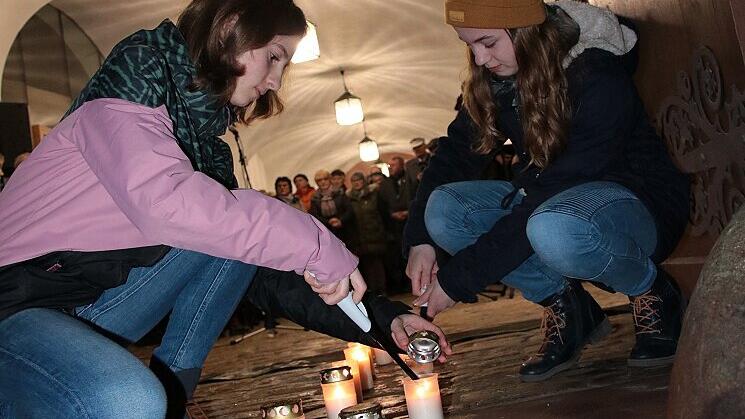 ham-rr-Denkort-14       -  Schüler zündeten am Holocaust-Gedenktag auf dem Weg zu den Gepäckstücken Kerzen an.