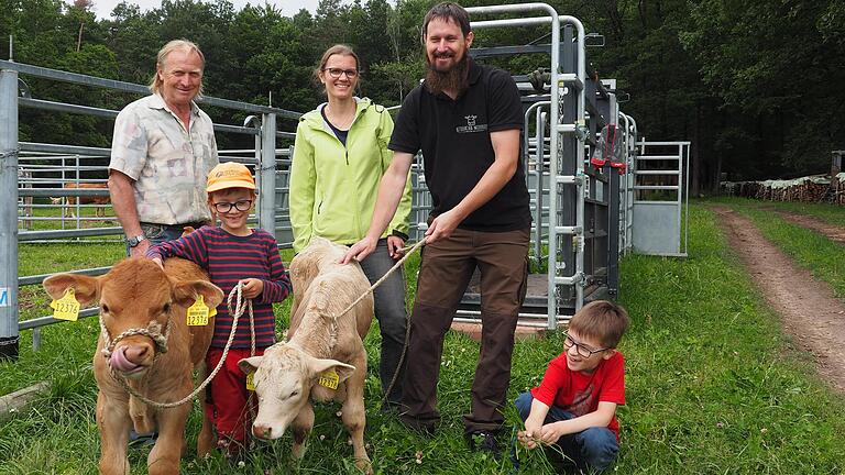 Familie Werthmann vor ihrer Weide in Rettersbach (Lkr. Main-Spessart): Gerhard Werthmann, Lorenz Werthmann, Katrin Werthmann, Mario Werthmann, Lennard Werthmann (von links).