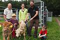 Familie Werthmann vor ihrer Weide in Rettersbach (Lkr. Main-Spessart): Gerhard Werthmann, Lorenz Werthmann, Katrin Werthmann, Mario Werthmann, Lennard Werthmann (von links).