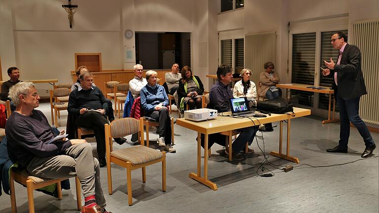 Bürgermeister Jürgen Götz begrüßt die Teilnehmer des ersten Treffens zur Erstellung eines Europäischen Kulturweges in Veitshöchheim sowie den Referenten Dr. Gerrit Himmelsbach, Geschäftsführer des Vereins Archäologisches Spessart Projekt.