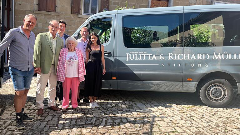 Alexander Bangert (Leitung SchulCHEN), Gustav Eirich (Kuratorium), Dr. Robert Eirich (1. Vorstand der Stiftung), Julitta Müller (Stifterin), Gerald Möhrlein und Eva-Maria Hoffart (Gesamtleitung Erich Kästner Kinderdorf) (v.l.n.r) bei der Übergabe des Busses durch die Julitta & Richard Müller-Stiftung für das SchulCHEN. Alexander Bangert (Leitung SchulCHEN), Gustav Eirich (Kuratorium), Dr. Robert Eirich (1. Vorstand der Stiftung), Julitta Müller (Stifterin), Gerald Möhrlein und Eva-Maria Hoffart (Gesamtleitung Erich Kästner Kinderdorf) (v.l.n.r) bei der Übergabe des Busses durch die Julitta & Richard Müller-Stiftung für das SchulCHEN.