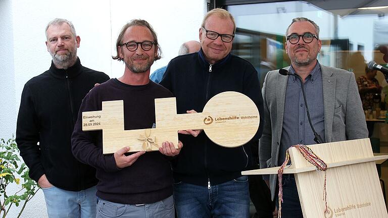 Symbolische Schlüsselübergabe für das neue Lebenshilfe-Wohnheim in der Schweinfurter Jahnstraße (von links): Andreas Martha (Bauleiter bei RWP Architekten Ingenieure), Hausleiter Jens Freiwald, Frank Schmierlein (Geschäftsführer von RWP Architekten Ingenieure) und Sascha Turtschany (Leiter der Wohnheime der Lebenshilfe Schweinfurt) Symbolische Schlüsselübergabe für das neue Lebenshilfe-Wohnheim in der Schweinfurter Jahnstraße (von links): Andreas Martha (Bauleiter bei RWP Architekten Ingenieure), Hausleiter Jens Freiwald, Frank Schmierlein (Geschäftsführer von RWP Architekten Ingenieure) und Sascha Turtschany (Leiter der Wohnheime der Lebenshilfe Schweinfurt)