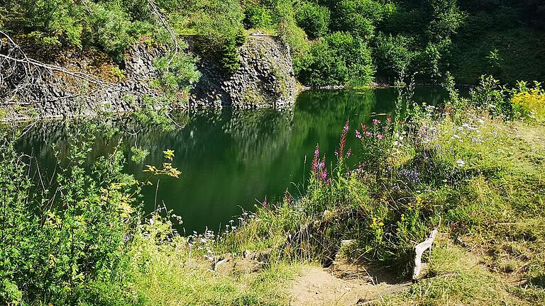 Der Basaltsee Tintenfass in den Schwarzen Bergen bietet eine traumhafte Kulisse. Doch Baden ist in dem sensiblen See verboten.