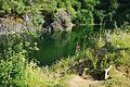 Der Basaltsee Tintenfass in den Schwarzen Bergen bietet eine traumhafte Kulisse. Doch Baden ist in dem sensiblen See verboten.
