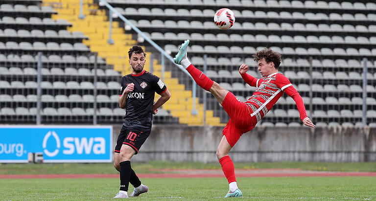 Das aus Sonderhofen im Landkreis Würzburg stammende Augsburger Talent Aaron Zehnter (rechts) klärt in dieser Szene vor Kickers-Spieler Dardan Karimani.