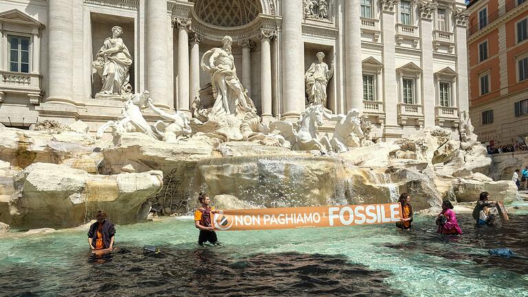 Rom.jpeg       -  Klimaaktivisten der «Letzten Generation» bei einer Protestaktion im Trevi-Brunnen.