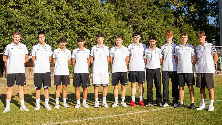 Jayden Janda (Fünfter von rechts) ist Schüler am Deutschhaus-Gymnasium in Würzburg. Hier sieht man ihn mit seinen Junior-Coach-Kollegen am Sportpark am Hubland.