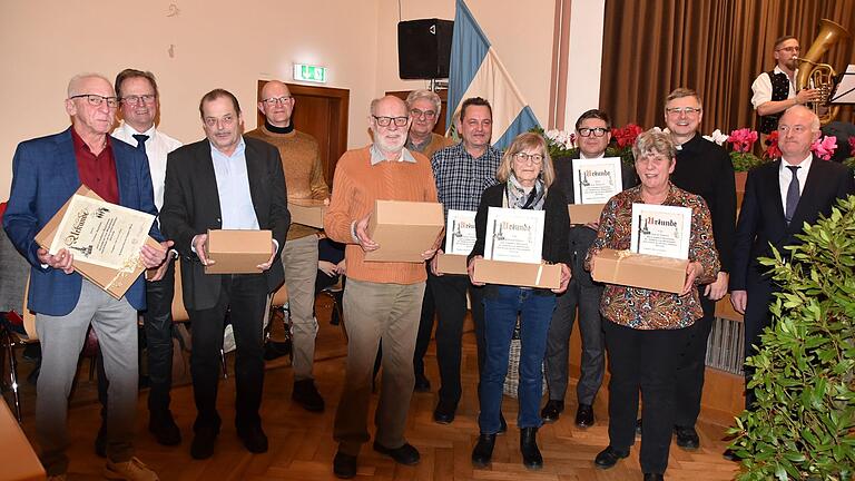 Die für langjährige Mitgliedschaft im Sebastiani-Verein Geehrten mit Hauptmann Thomas Hahmann (ganz rechts) und Vorstand Pfarrer Matthias Wolpert (Zweiter von rechts).