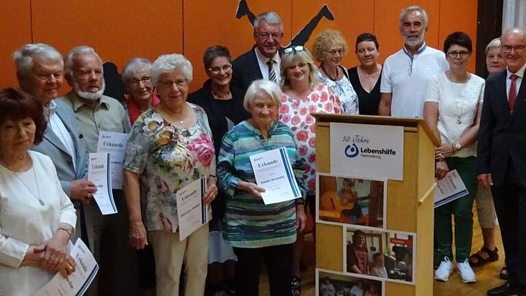 Zahlreiche Ehrungen gab es beim Festakt 50 Jahre Lebenshilfe Hammelburg in der Katharinenschule Fuchsstadt.  Foto: Marga Koch       -  Zahlreiche Ehrungen gab es beim Festakt 50 Jahre Lebenshilfe Hammelburg in der Katharinenschule Fuchsstadt.  Foto: Marga Koch