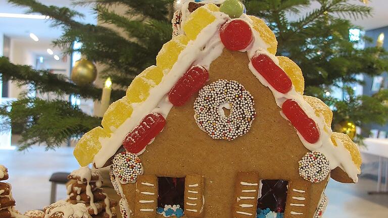 Im Kreisaltenheim Werneck wurde dieses Lebkuchenhaus gebacken und verziert, das in der Weihnachtsausstellung des Wernecker Rathauses zu sehen ist. Im Kreisaltenheim Werneck wurde dieses Lebkuchenhaus gebacken und verziert, das in der Weihnachtsausstellung des Wernecker Rathauses zu sehen ist.