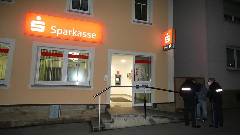 Am Donnerstagabend gegen 17.15 Uhr hat ein bislang unbekannter Mann die Sparkasse in Donnersdorf überfallen. Der Täter ist auf der Flucht.