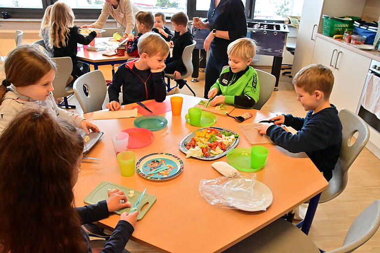 Gesundes Essen in der richtigen Menge bereitete man unter Anleitung der Ernährungsexpertinnen zu.