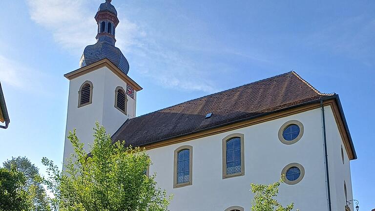 Die Büchsen aus der Turmkugel in Birkenfeld (links) und der in Ermershausen beherbergen historische Dokumente.