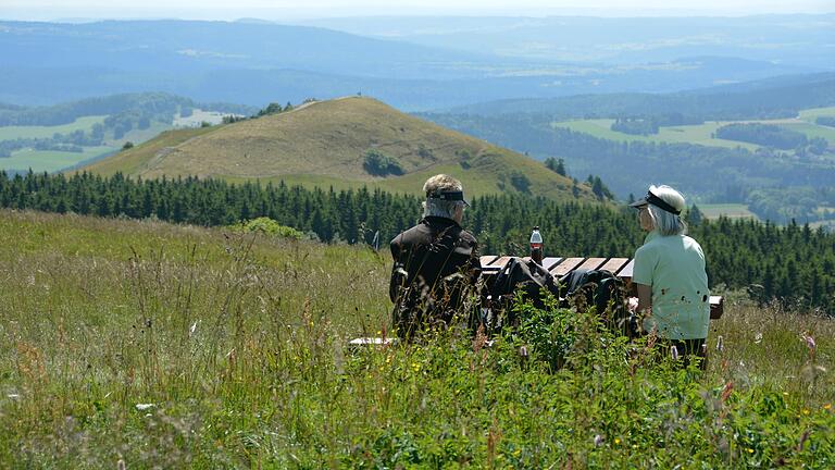 Viele Menschen zieht es jetzt raus in die Natur. Die Region bietet für Wanderer nicht nur wie hier an der Wasserkuppe schöne Routen.