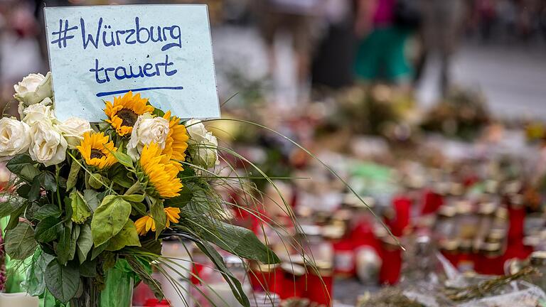 Auch am Dienstag (6. Juli) legten Menschen am  Würzburger Barbarossaplatz Blumen nieder, zündeten Kerzen an und gedachten der Opfer der Messerattacke.