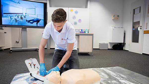 Erste-Hilfe Trainer oder -Trainerin bei den Johannitern ist ein Ehrenamt, das Leben rettet. Foto: Marcus Brodt /Johanniter       -  Erste-Hilfe Trainer oder -Trainerin bei den Johannitern ist ein Ehrenamt, das Leben rettet. Foto: Marcus Brodt /Johanniter