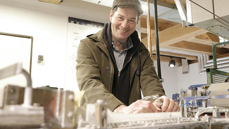 Museumsleiter Johannes Follmer hat die Papiermühle vor 25 Jahren eröffnet. Museumsleiter Johannes Follmer hat die Papiermühle vor 25 Jahren eröffnet. 