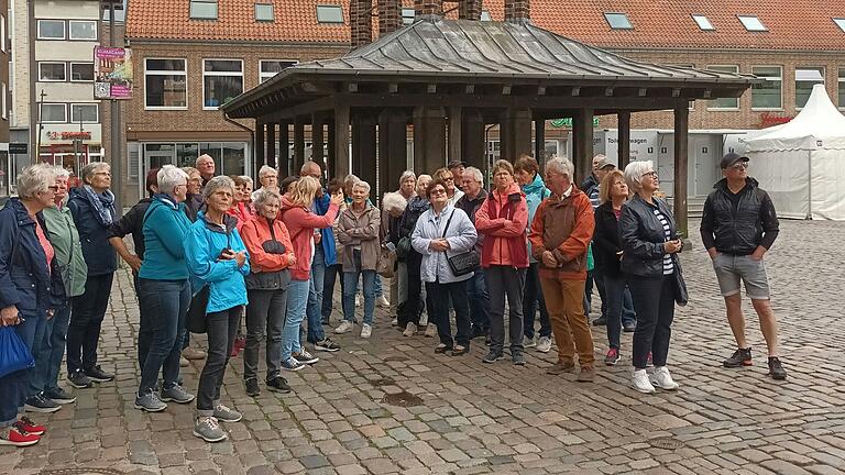 Im Bild: Die Reisegruppe beim Stadtrundgang in Lübeck.