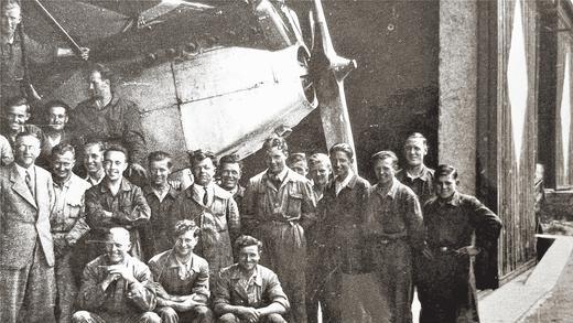 Gruppenbild mit Flugzeug: Direktor Robert Greim (ganz links) mit Schülern und Personal der Fliegerschule am Galgenberg.