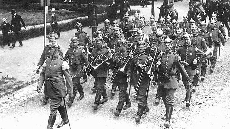 Milit‰r       -  Rottendorfer Str. Kapelle SauterDirigent Hans Sauter (vorne) 1913 mit der Kapelle des in Würzburg stationierten neunten Infanterieregiments (&bdquo;Neuner&ldquo;). 1918 tritt die beliebte Kapelle in der Domstadt bei einem Durchhalte-Konzert auf.