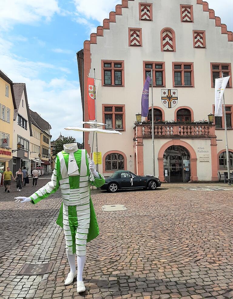 Bunte Straßenkunst gibt es seit Mitte Mai und noch den ganzen Sommer über in Bad Mergentheim.