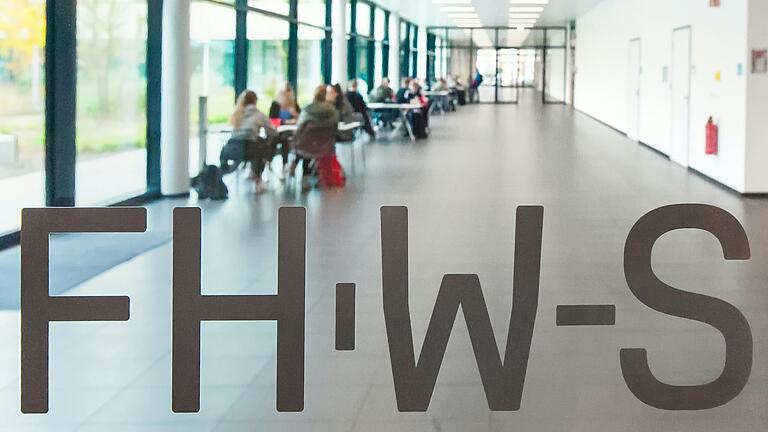 Blick durch die Glastür am FHWS-Campus in Schweinfurt: Dieser Schriftzug wird wohl schon bald ausgedient haben.