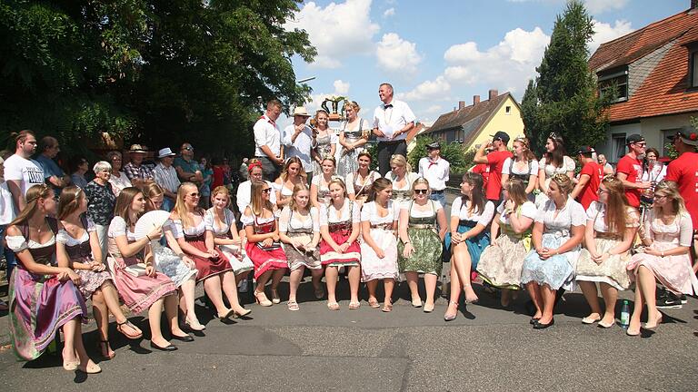 Viele Majestäten des Hofstaats sind meist dabei, wenn in der Kitzinger Siedlung eine neue Siedlerkönigin gekrönt wird.