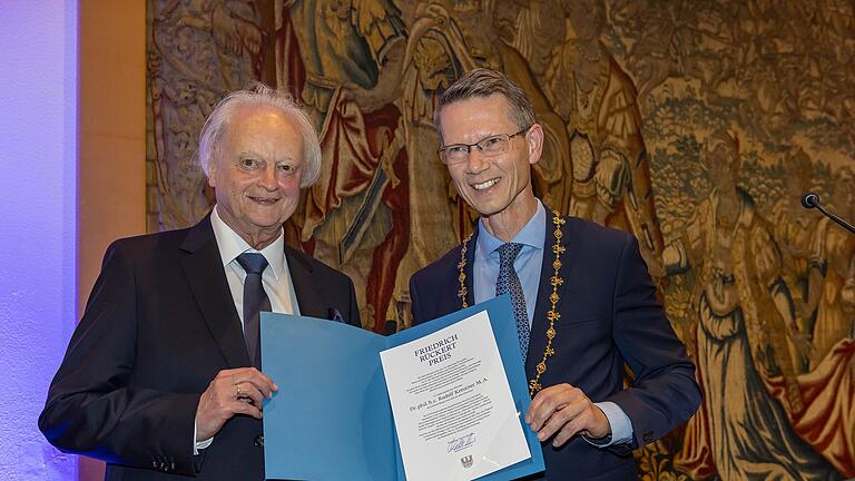 In der Schweinfurter Rathausdiele übergab Oberbürgermeister Sebastian Remelé (rechts im Bild) den Rückert Preis an den Historiker Dr. Rudolf Kreutner.