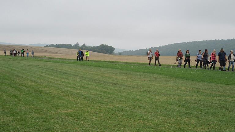 Auf vielen Mellrichstädter Anhöhen, wie hier am Segelflugplatz, hatten die Wanderer herrliche Fernsichten auf Mellrichstadt, das Streutal und die rundum gelegenen Berge.