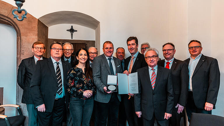 Christian Schuchardt (Fünfter von rechts) hat am Montag den Perspektive e.V., Trägerverein des Café Perspektive am Waldfriedhof, für sein soziales Engagement mit der Ehrenmedaille des Oberbürgermeisters ausgezeichnet.&nbsp;Thomas Eberth (Bildmitte), Vorsitzender des BRK-Kreisverbands und von Perspektive e.V., nahm die Auszeichnung stellvertretend für die sieben Mitglieder und die Gründungsväter des Vereins entgegen und bedankte sich für die Anerkennung.