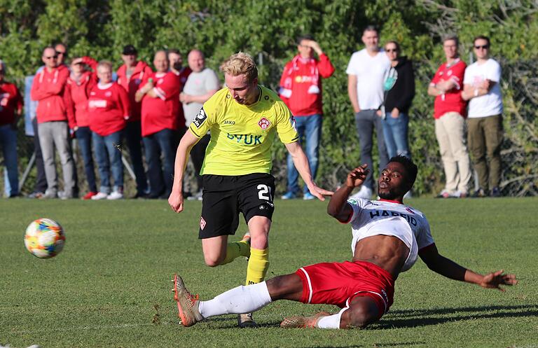 In den Testspielen gegen Regionalligisten (hier Rot-Weiss Essen) gab es für Luke Hemmerich (links) und die Kickers zwei Siege. In den Testspielen gegen Regionalligisten (hier Rot-Weiss Essen) gab es für Luke Hemmerich (links) und die Kickers zwei Siege.