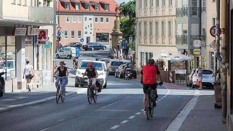 Ab September werden am Ende in der Zeller Straße stadteinwärts keine Autos mehr an der Ampel warten - der Stadtrat hat beschlossen, zwölf Monate lang eine Einbahn-Regelung zu testen.