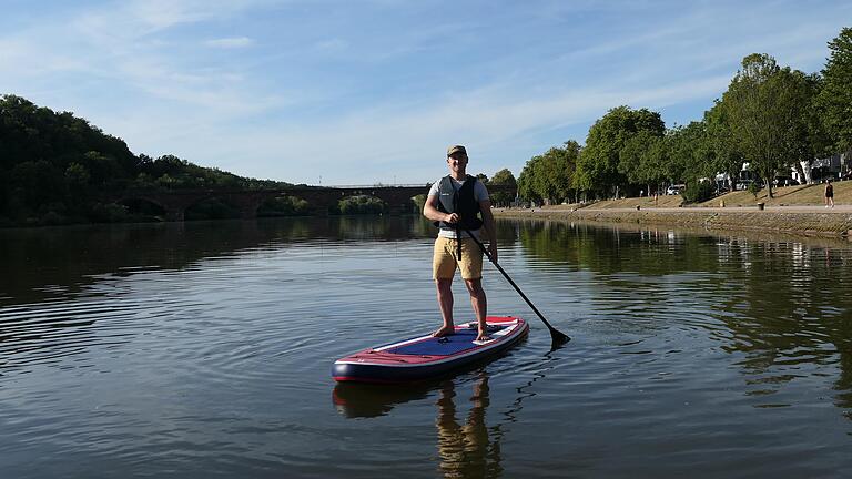 Verleiher Nick De Rijke auf einem seiner SUP-Boards auf dem Main bei Marktheidenfeld.