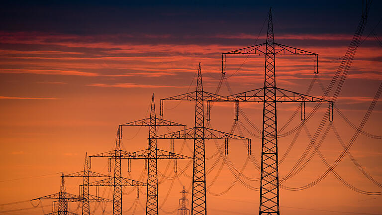 Hochspannungsleitung bei Sonnenaufgang.jpeg       -  Von Nord- nach Süddeutschland braucht es mehr Hochspannungsleitungen. Die bayerische Staatsregierung hat dies in der Vergangenheit verhindert.