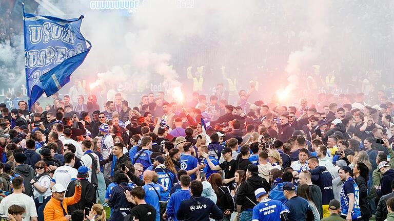 Aufstiegsparty.jpeg       -  Darmstadts Fans feiern im Stadion am Böllenfalltor den Aufstieg in die Bundesliga.