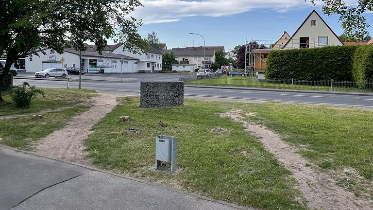 Die Trampelpfade zeigen, dass viele Fußgänger nach dem Einkauf die gefährliche Abkürzung über die vielbefahrene Schweinfurter Straße nutzen.