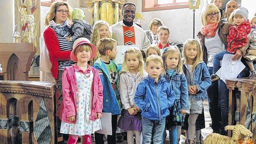 Schäfchen &bdquo;Wolli&ldquo; in der Kinderkirche       -  (nrg)   In Himmelstadt trafen sich viele kleine und große Gemeindemitglieder zur Kinderkirche im Pfarrheim. Die Kinder waren gespannt zu erfahren, was es mit dem &bdquo;Guten Hirten und seinem Schäfchen&ldquo; auf sich hat. Gemeinsam gingen sie auf Entdeckungsreise und lauschten der Erzählung vom guten Hirten, der sein Schäfchen &bdquo;Wolli&ldquo; verloren hatte. Die fast 20 Kinder machten sich mit ihm auf die Suche nach dem verlorenen Schaf und haben das vermisste Schäfchen gefunden. Während des Gottesdienstes beteten, sangen und bastelten die Kinder begeistert mit ihren Eltern und Großeltern. Sie erfuhren in der Kinderkirche, wie Gott als &bdquo;Guter Hirte&ldquo; sich um jeden einzelnen Menschen sorgt. Zum Abschlusssegen zogen alle Teilnehmer mit ihren gebastelten Schäfchen in die Pfarrkirche St. Jakobus ein. Dort spendete Pfarrer Chris Keke nach dem Schlusslied der Kinderkirche allen den Segen Gottes. Die Kinderkirche wurde geleitet von Ulrike Flach und Gemeindereferentin Martina Röthlein. Der Gottesdienst wurde musikalisch von Ottmar Joa unterstützt.