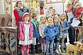 Schäfchen &bdquo;Wolli&ldquo; in der Kinderkirche       -  (nrg)   In Himmelstadt trafen sich viele kleine und große Gemeindemitglieder zur Kinderkirche im Pfarrheim. Die Kinder waren gespannt zu erfahren, was es mit dem &bdquo;Guten Hirten und seinem Schäfchen&ldquo; auf sich hat. Gemeinsam gingen sie auf Entdeckungsreise und lauschten der Erzählung vom guten Hirten, der sein Schäfchen &bdquo;Wolli&ldquo; verloren hatte. Die fast 20 Kinder machten sich mit ihm auf die Suche nach dem verlorenen Schaf und haben das vermisste Schäfchen gefunden. Während des Gottesdienstes beteten, sangen und bastelten die Kinder begeistert mit ihren Eltern und Großeltern. Sie erfuhren in der Kinderkirche, wie Gott als &bdquo;Guter Hirte&ldquo; sich um jeden einzelnen Menschen sorgt. Zum Abschlusssegen zogen alle Teilnehmer mit ihren gebastelten Schäfchen in die Pfarrkirche St. Jakobus ein. Dort spendete Pfarrer Chris Keke nach dem Schlusslied der Kinderkirche allen den Segen Gottes. Die Kinderkirche wurde geleitet von Ulrike Flach und Gemeindereferentin Martina Röthlein. Der Gottesdienst wurde musikalisch von Ottmar Joa unterstützt.