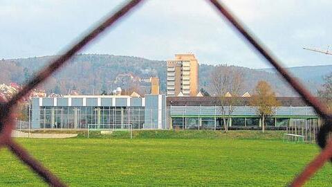 Wenn im April das Nägelsee-Hallenbad (rechts) bis voraussichtlich Ende 2016 wegen Sanierung geschlossen wird, steht nur noch die Kleinschwimmhalle (links) zur Verfügung. Die verschiedenen Nutzergruppen darin unterzubringen macht große Probleme, hieß es in der Zweckverbandsversammlung am Donnerstag.DEHM